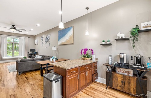 East Garfield Park House | Spacious 5 BR/King Size Beds + Private Parking!