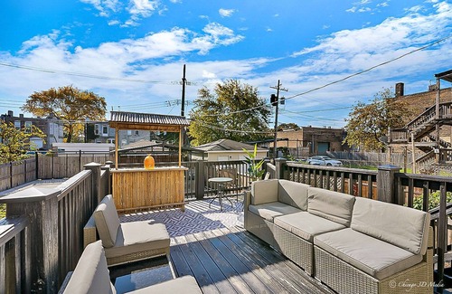 East Garfield Park House | Spacious 5 BR/King Size Beds + Private Parking!