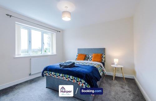 Ewloe House | Spacious 5BR Detached House by Harperletting - Driveway, Hawarden, Long&Short Stays