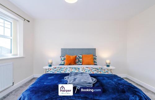 Ewloe House | Spacious 5BR Detached House by Harperletting - Driveway, Hawarden, Long&Short Stays