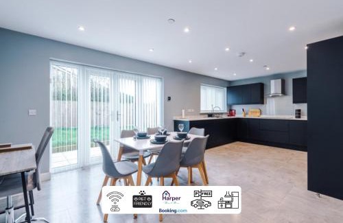 Ewloe House | Spacious 5BR Detached House by Harperletting - Driveway, Hawarden, Long&Short Stays