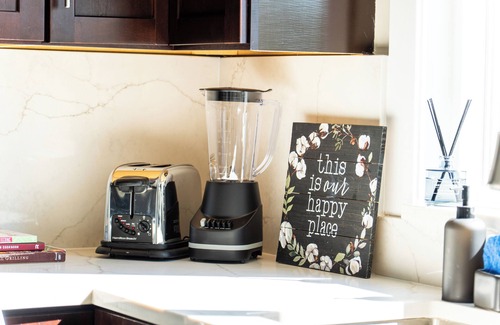 Burnsville House | Spacious 5BR Family Retreat w/In-Law Suite & Park Access – Near Mall of America