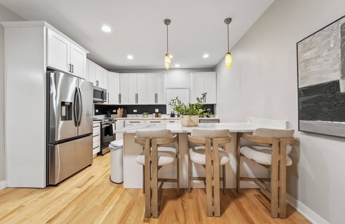 Oak Park House | Spacious 5BR, Game Room, Free Parking, Fenced Yard, Near Hwy & Public Transit