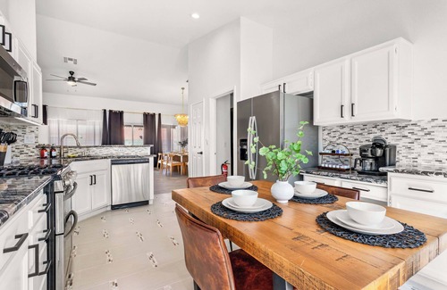 North Las Vegas House | Spacious 5BR House w/Heated Pool + Jacuzzi