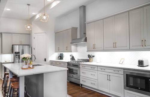 Buena Vista House | Spacious 5BR Home, 2 Rooftops, Game Room, Backyard, 3 Mins to Downtown