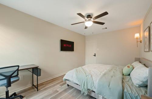 Humble House | Spacious 5BR Home near IAH airport - Sleeps 16