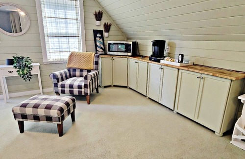 Gumlog House | Spacious 5BR Lakefront home with hot tub, ping pong, private dock