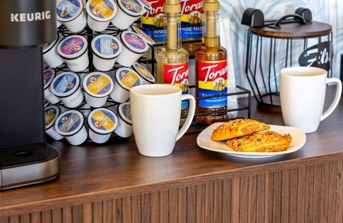 Seminole House | Spacious 5BR Retreat ~ Heated Pool ~ Near Beach & Dining ~ Bikes Included!