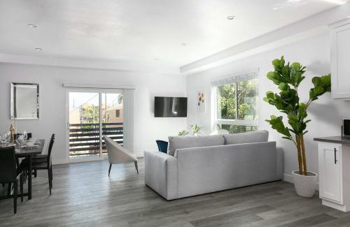 Mid City House | Spacious 5BR Townhouse with Free Parking Included