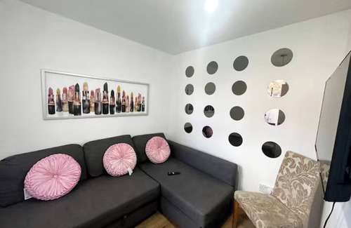 Tooting House | Spacious 6-bedroom house in Tooting with modern amenities and a private patio.