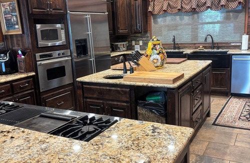 Kingston House | Spacious 6-bedroom/7 bathroom Lakeside house on Lake Texoma.