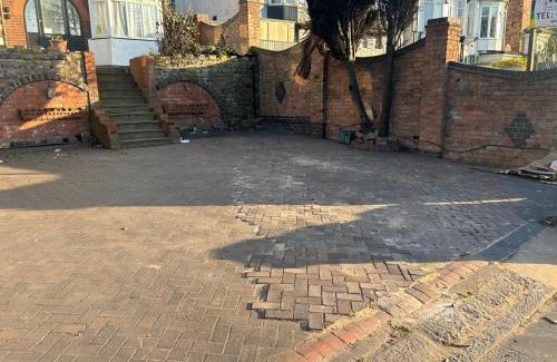 Erdington House | Spacious 6-Bedroom Home Erdington Free Parking for 3-Vans 3-Showers 4-WCs Near M6 J6 City Centre Airport NEC Contractors Groups & Long Stay