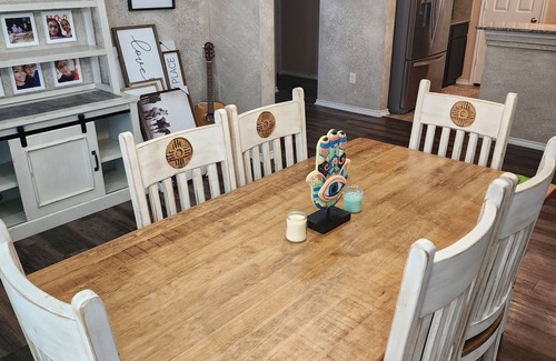 Converse House | Spacious 6-bedroom house in charming Converse with WiFi, AC