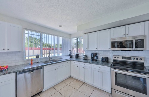 Ives Estates House | Spacious 6-bedroom Miami Heat Mansion