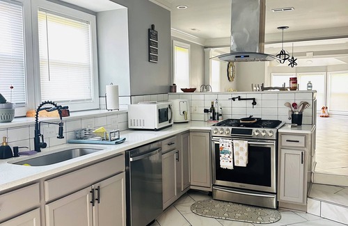 Fayetteville House | Spacious 6-bedroom and 4 bath house in charming Fayetteville