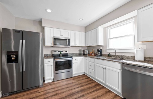 Williamstown House | Spacious 6BR Near Ark! Ample Parking, 3 Full Baths