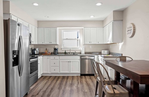 Williamstown House | Spacious 6BR Near Ark! Ample Parking, 3 Full Baths