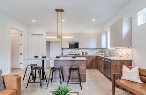 MLK House | Spacious 6BR Retreat: Two Homes Side-by-Side - Ideal for Large Groups & Families