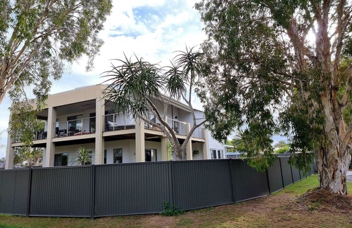 Burrum Heads House | Spacious 6BR Seaside Home Sleeps 12 Pet-Friendly 100m to Beach