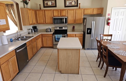 Lake Berkley Villa | Spacious 7BR, 4.5 BA Retreat with Pool (164)