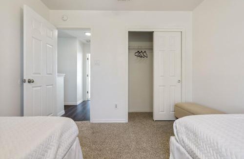 Manor Apartment | Spacious 8-Bed Home Near Tesla & Samsung Plants