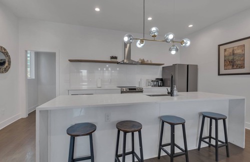 Katie Hill Neighborhood House | Spacious 8-bedroom 8-bathroom COMBO Listing in Downtown Broadway