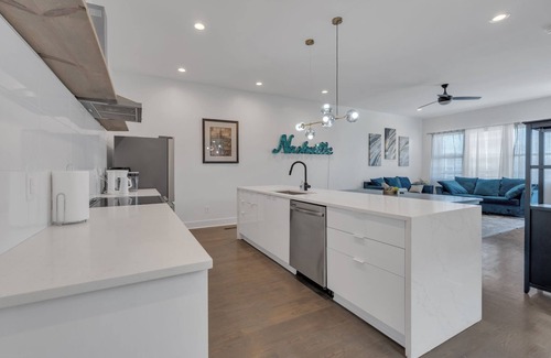 Katie Hill Neighborhood House | Spacious 8-bedroom 8-bathroom COMBO Listing in Downtown Broadway