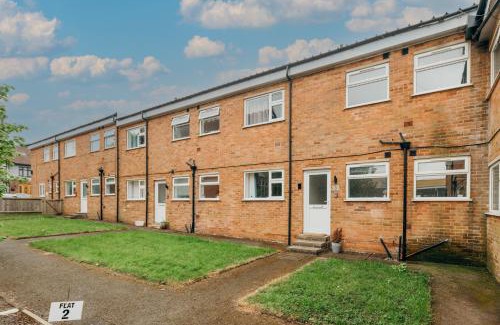 Hinckley Apartment | Spacious and Bright 2 Bedroom Ground Floor Apartment 5 min walk from town centre with Free Parking Business and Leisure by Jesswood Properties