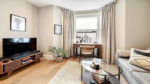 Maida Vale Apartment | Spacious and Bright 4 Bedroom Flat