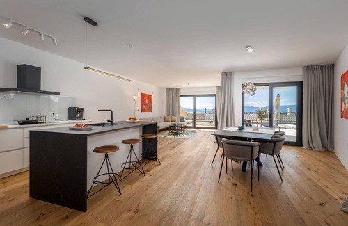 Kostrena House | Spacious and comfortable cottage with swimming pool and great views of the sea.