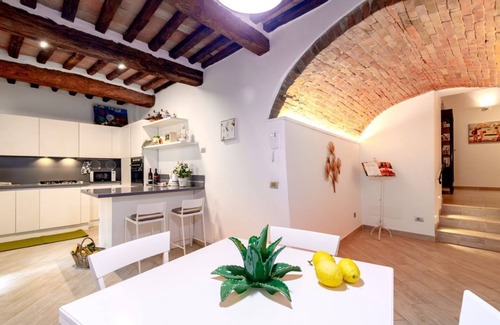Siena Apartment | Spacious and elegant 200 sqm farmhouse with independent entrance, able to accommodate up to 10 people, organized on two levels, connected by an internal wooden staircase (NOT suitable for disabled people). The house is part of an ancient convent from the