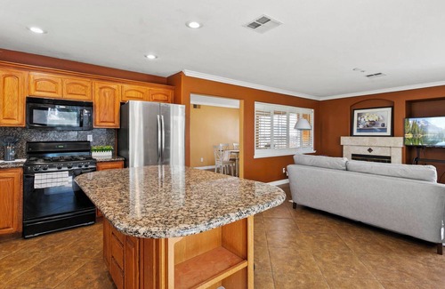 Fontana House | Spacious and Elegant Home on Yorktown Ct #41817