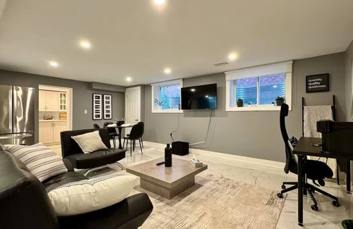 Erin Mills Apartment | Spacious and Luxurious 2BR Suite with Huge Windows