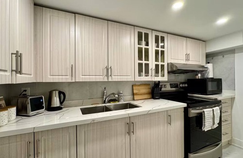 Erin Mills Apartment | Spacious and Luxurious 2BR Suite with Huge Windows