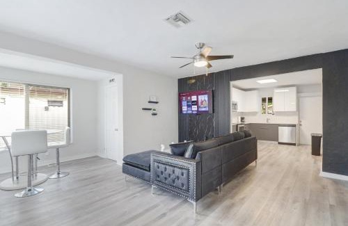 Miramar House | Spacious and luxurious home centrally located between Miami and Ft. Lauderdale