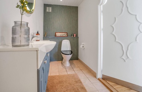Østermarie House | Spacious and modern cottage in central location in Østermarie.