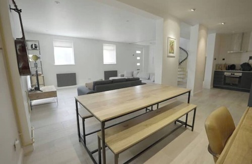 Lee Apartment | Spacious and stylish London pad | Sleeps 6