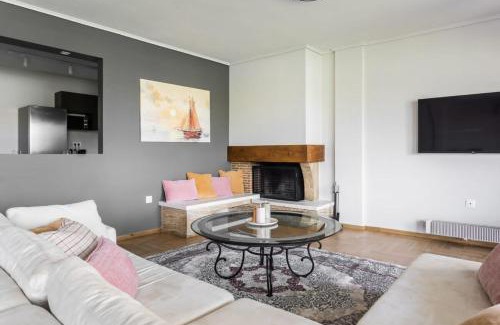 Alimos Apartment | Spacious and sunlit seaside flat