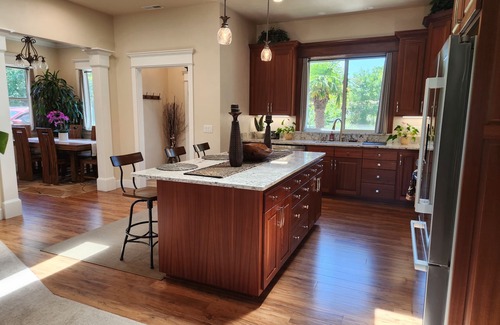 Eugene House | Spacious and tropical 2 bedroom oasis . Sleeps 4