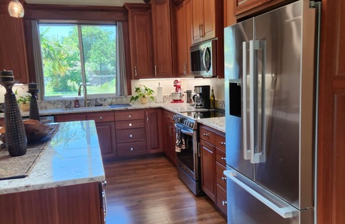 Eugene House | Spacious and tropical 2 bedroom oasis . Sleeps 4