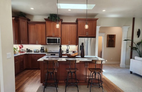 Eugene House | Spacious and tropical 2 bedroom oasis . Sleeps 4