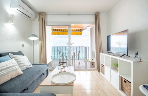 Lloret Town Center Apartment | Spacious apartment, with views, bright, renovated and in front on the beach!