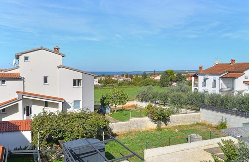 Peroj Apartment | Spacious apartment in Peroj with terrace