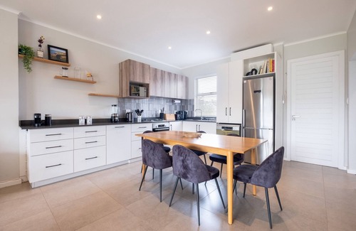 Salt Rock Apartment | Spacious Apartment in Zululami l Pool