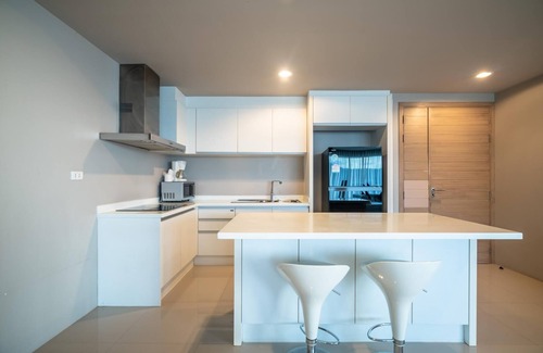 Karon Apartment | Spacious apartment with jacuzzi and ocean view