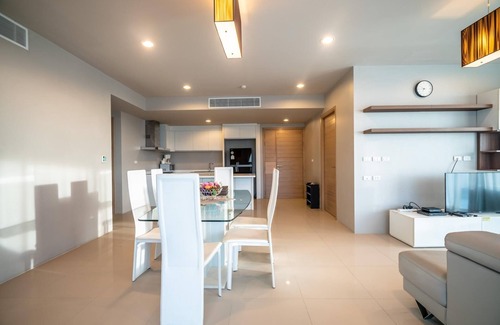 Karon Apartment | Spacious apartment with jacuzzi and ocean view