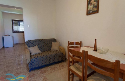 Vantacici Apartment | Spacious apartment with terrace and garden