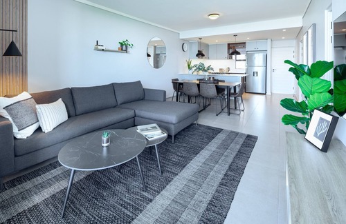 Umhlanga Ridge Apartment | Spacious Apartment with Sea Views , Inverter