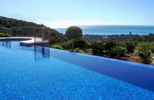 Marbella Apartment | Spacious apartment with 3 pools & gym
