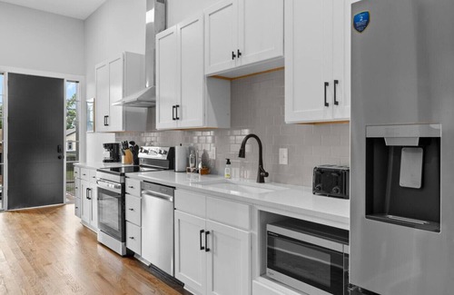 Talbot's Corner Apartment | Spacious Apt for 4 - Near Nash DT